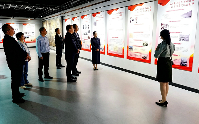 “胜利会师　丰碑永存——纪念红军长征胜利90周年主题展”首站在嘉兴南湖开展