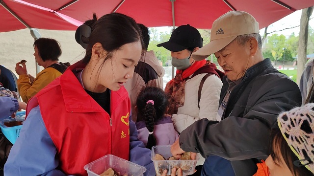 武威：“志愿红”点亮假日风景　暖心服务护航文旅盛宴