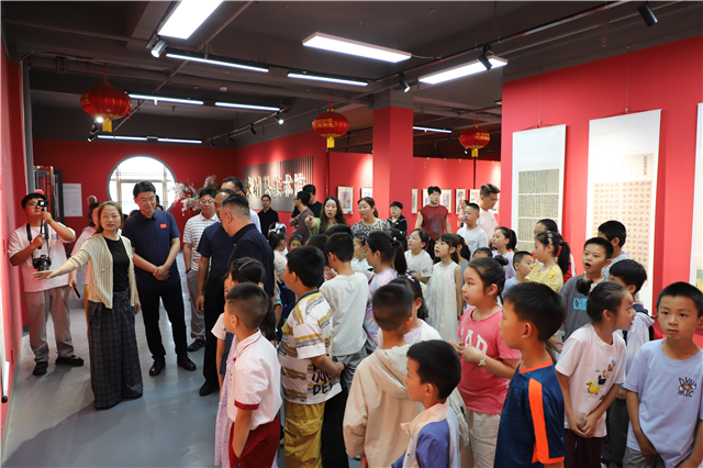 “跟着艺术游甘肃·花漾童画”全省青少年美术书法作品展永靖巡展开幕