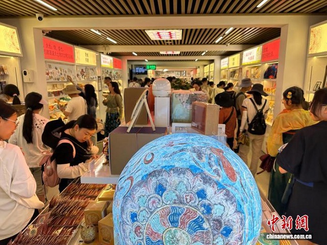 敦煌石窟主题文创产品拥抱新潮流吸引年轻人